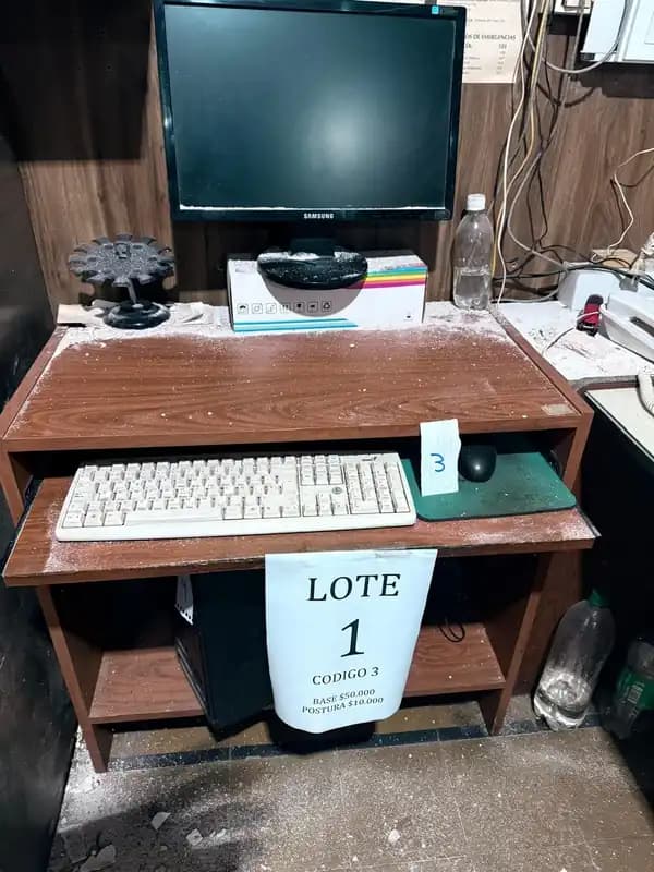 Lote 1 : 2 escritorios y 1 mueble para CPU.