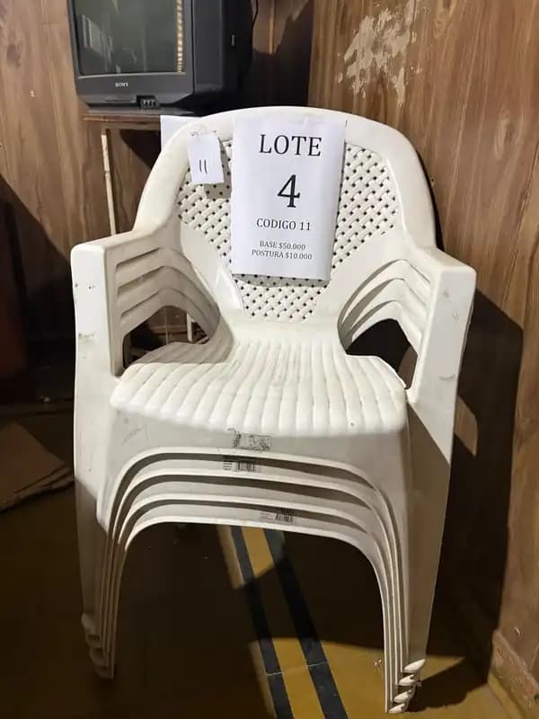 Lote 4 : 1 silla, 1 mesa y 4 sillas plasticas.