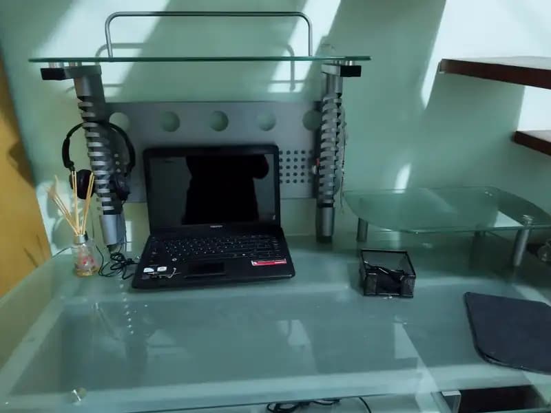 ESCRITORIO, VIDRIO TEMPLADO, ESTRUCTURA METALICA,