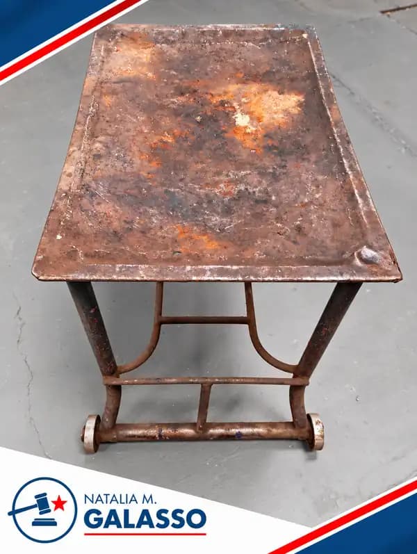 Mesa de chapa con ruedas