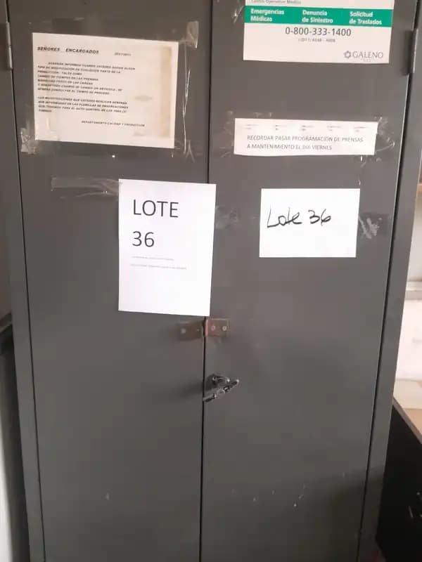 LOTE 36 - UNA ESTANTERIA DE CHAPA