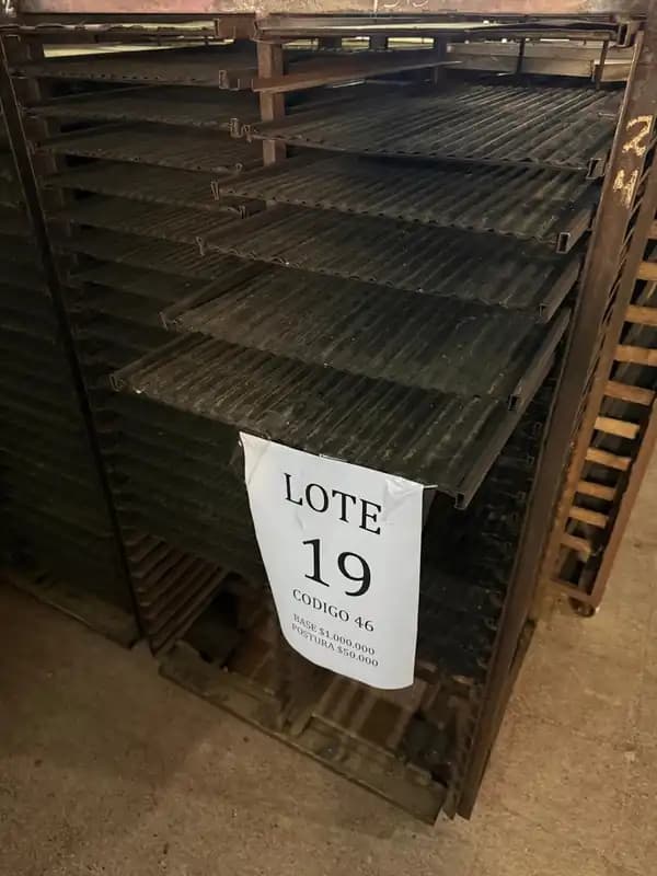 Lote 19 : 19 carros con 750 bandejas P/grisines