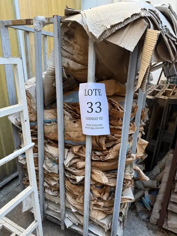 Lote 33 : 1 ralladora de pan, 3 mesas y 1 carro.