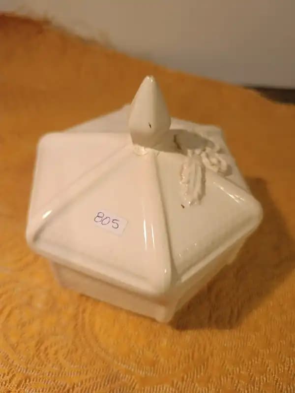 Alhajero de porcelana blanca con tapa