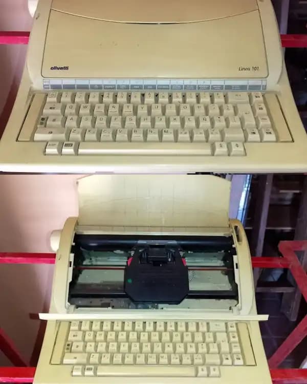 MAQUINA DE ESCRIBIR ELECTRICA OLIVETTI