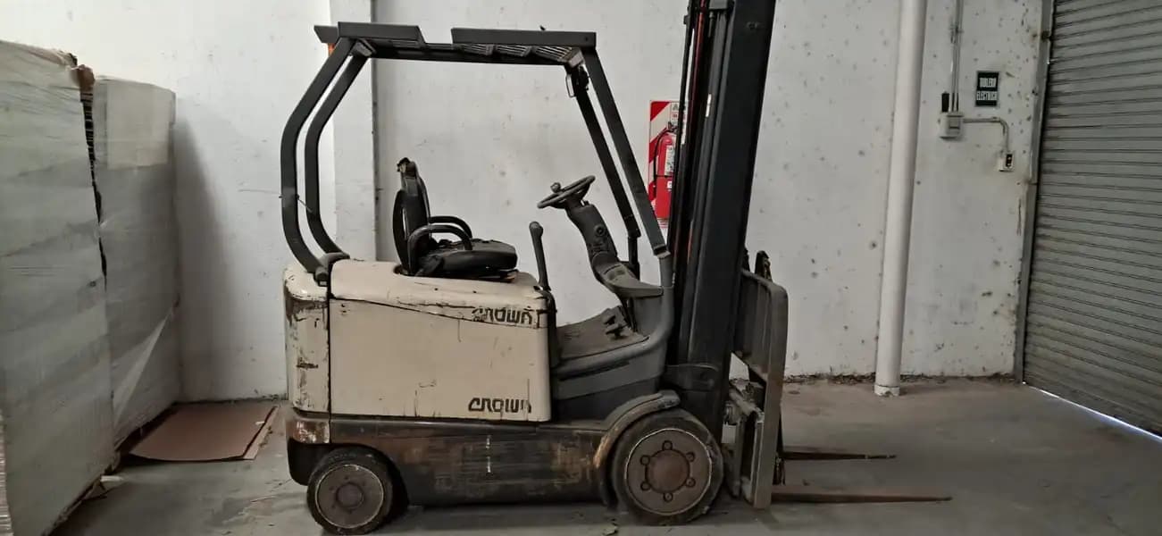 AUTO ELEVADOR MARCA CROWN