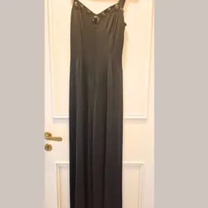 Mono elegante negro