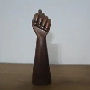 MANO MADERA DE SUERTE