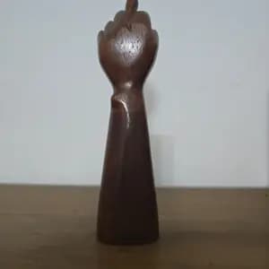 MANO MADERA DE SUERTE