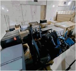 UN LOTE INTEGRADO POR APROX. 1960 UNIDADES DE ELEMENTOS Y RESTOS DE ELEMENTOS PROVENIENTES DE MOBILIARIOS DE DIFERENTES MATERIALES A SABER: SILLAS DE DIFERENTES TIPOS Y MODELOS (FIJAS Y GIRATORIAS); ARMARIOS METÁLICOS; ARMARIOS EN LAMINADO SINTÉTICO; ESCRITORIOS; ESTANTERÍAS METÁLICAS; CAJONERAS RODANTES; PANELES DIVISORIOS PARA PUESTOS DE TRABAJO; MESAS; PERCHEROS; TERMOTANQUE; LUMINARIA Y OTROS. MATERIAL FUERA DE USO, CONDICIÓN REZAGO, VENTA POR LOTE.