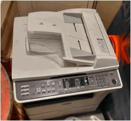 UN LOTE INTEGRADO POR 4 UNIDADES DE ELEMENTOS Y RESTOS DE ELEMENTOS PROVENIENTES DE EQUIPOS DE IMPRESIÓN GRAFICA A SABER: 2 SCANNER MARCA KODAK, FOTOCOPIADORA/IMPRESORA MARCA SHARP E IMPRESORA PLOTTER MARCA HP. MATERIAL FUERA DE USO, CONDICIÓN REZAGO, VENTA POR LOTE.