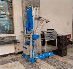 UNA PLATAFORMA ELEVADORA TELESCÓPICA ELECTRICA, USADA, SIN FUNCIONAR, MARCA GENIE, MODELO AWP-40S. POSEE: PANEL DE CONTROL, MÁSTIL DE 6 TRAMOS, CESTA DE ESTRUCTURA METÁLICA PARA ACCESO DE OPERARIO Y CUATRO RUEDAS. ALTURA APROX. DE TRABAJO 14MTS. CON DETERIOROS GENERALES, AVERÍAS, DESARMES E INCOMPLETO.