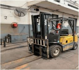 UN AUTOELEVADOR, USADO, FUNCIONANDO, MARCA YALE, MODELO GP25REJUA, MOTOR NRO. FE031017, CHASIS NRO. FC0898, MODELO AÑO 1996. TIPO AUTOELEVADOR. POSEE: TABLERO DE INSTRUMENTOS, ASIENTO, SISTEMA HIDRÁULICO, TORRE ELEVADORA, 2 UÑAS, TECHO PROTECTOR PARA OPERARIO, CONTRAPESO Y CUATRO RUEDAS ARMADAS CON CUBIERTAS DE USO. CAPACIDAD DE CARGA APROX. 2.5TN. CON DETERIOROS GENERALES, AVERÍAS, DESARMES E INCOMPLETO. DOMINIO CZJ99.