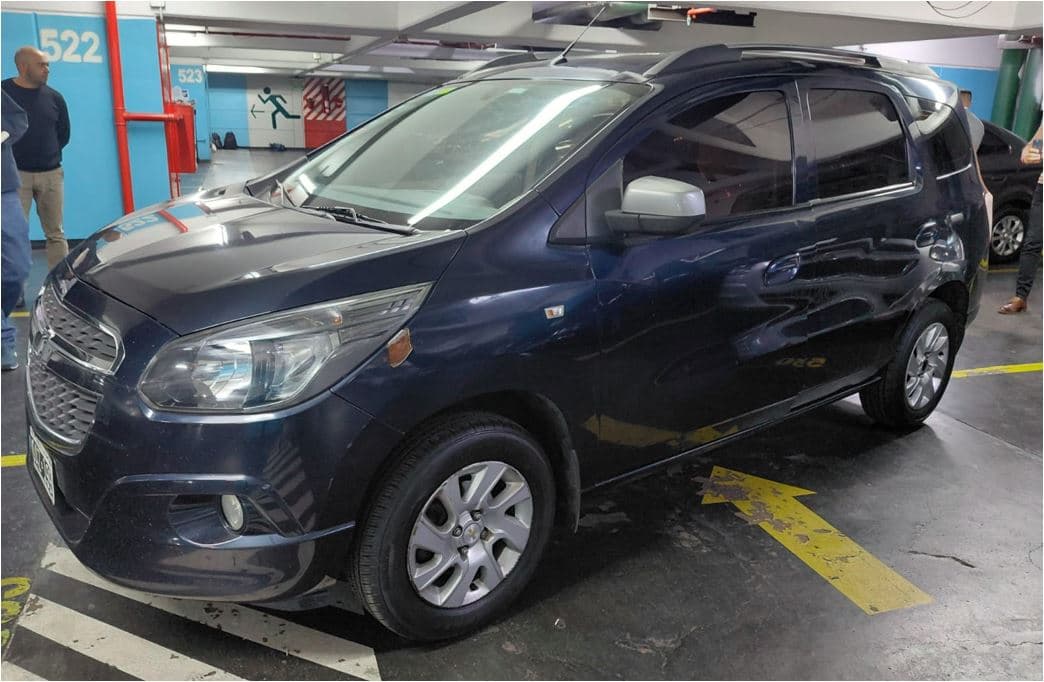 UN AUTOMÓVIL, USADO, FUNCIONANDO, MARCA CHEVROLET, MODELO SPIN 1.8 N 7P LTZ M/T, MOTOR Nº BK4021286, CHASIS Nº 9BGJC7560EB286260, TIPO SEDÁN 5 PUERTAS, MODELO AÑO 2014. POSEE: TABLERO DE INSTRUMENTOS, CALEFACTOR, AIRE ACONDICIONADO, PANTALLA TOUCH MULTIFUNCIÓN, ALZA CRISTALES Y ESPEJOS CON COMANDOS ELÉCTRICOS, TERCERA FILA DE ASIENTOS, CIERRE CENTRALIZADO, AIRBAG, CAJA DE VELOCIDADES, DIFERENCIAL, DIRECCIÓN ASISTIDA, Y CINCO RUEDAS ARMADAS CON CUBIERTAS DE USO, CON DETERIOROS GENERALES, PEQUEÑAS AVERÍAS, DESARMES E INCOMPLETO. DOMINIO OAZ199.- KM 216167. “EL BANCO NO SE RESPONSABILIZA POR EL KILOMETRAJE REAL DE RODAJE DEL VEHÍCULO ENAJENADO EN SUBASTA”