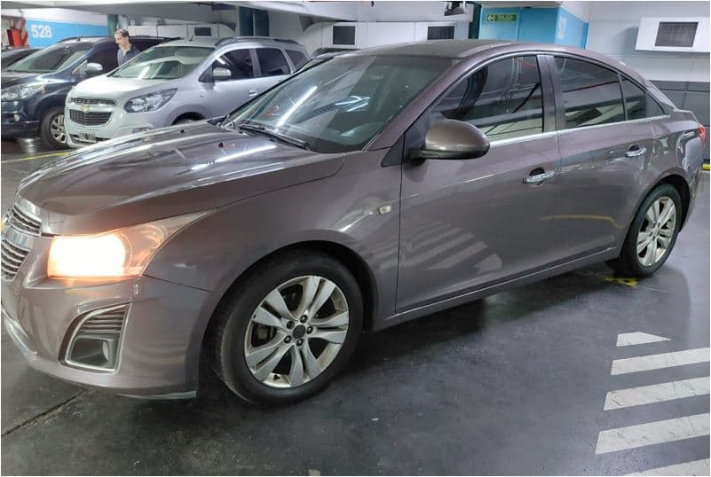 UN AUTOMÓVIL, USADO, FUNCIONANDO, MARCA CHEVROLET, MODELO CRUZE 1.8 LTZ, MOTOR Nº F18D4499406KA, CHASIS Nº KL1PM5E54DK149629, TIPO SEDÁN 4 PUERTAS, MODELO AÑO 2013. POSEE: TABLERO DE INSTRUMENTOS, CLIMATIZADOR, PANTALLA TOUCH MULTIFUNCIÓN, ALZA CRISTALES Y ESPEJOS CON COMANDOS ELÉCTRICOS, CIERRE CENTRALIZADO, AIRBAG, TECHO SOLAR ELÉCTRICO, CAJA DE VELOCIDADES, DIFERENCIAL, DIRECCIÓN ASISTIDA, Y CINCO RUEDAS ARMADAS CON CUBIERTAS DE USO, CON DETERIOROS GENERALES, PEQUEÑAS AVERÍAS, DESARMES E INCOMPLETO. DOMINIO NBK558.- KM 188116.-