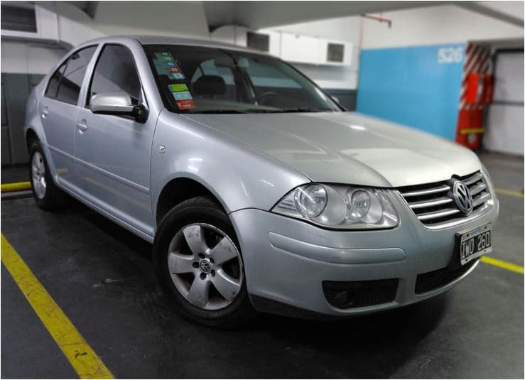 UN AUTOMÓVIL, USADO, FUNCIONANDO, MARCA VOLKSWAGEN, MODELO BORA 2.0, MOTOR Nº CBP150502, CHASIS Nº 3VWSB49M8AM028544, TIPO SEDÁN 4 PTAS, MODELO AÑO 2010. POSEE: TABLERO DE INSTRUMENTOS, CLIMATIZADOR, RADIO CON REPRODUCTOR DE CD, ALZA CRISTALES Y ESPEJOS CON COMANDOS ELÉCTRICOS, CIERRE CENTRALIZADO, AIRBAG, TECHO SOLAR ELÉCTRICO, CAJA DE VELOCIDADES, DIFERENCIAL, DIRECCIÓN ASISTIDA, Y CINCO RUEDAS ARMADAS CON CUBIERTAS DE USO, CON DETERIOROS GENERALES, PEQUEÑAS AVERÍAS, DESARMES E INCOMPLETO. DOMINIO IWO260.- KM 197273. “EL BANCO NO SE RESPONSABILIZA POR EL KILOMETRAJE REAL DE RODAJE DEL VEHÍCULO ENAJENADO EN SUBASTA”