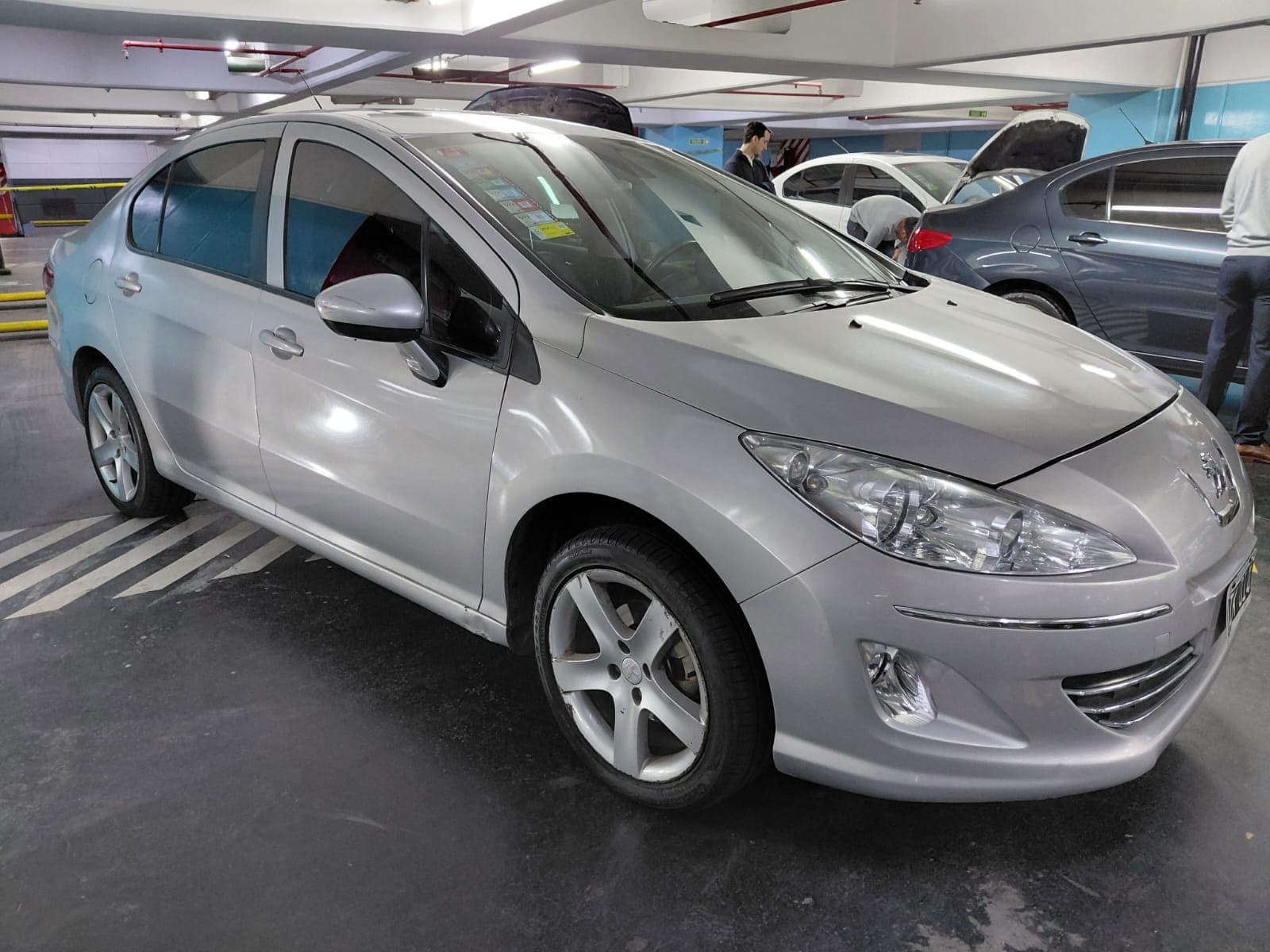 UN AUTOMÓVIL, USADO, FUNCIONANDO, MARCA PEUGEOT, MODELO 408 ALLURE+ 2.0N, MOTOR Nº 10XN100166546, CHASIS Nº 8AD4DRFJCEG040920, TIPO SEDÁN 4 PTAS, MODELO AÑO 2013. POSEE: TABLERO DE INSTRUMENTOS, CLIMATIZADOR, PANTALLA RETRACTIL, ALZA CRISTALES Y ESPEJOS CON COMANDOS ELÉCTRICOS, CIERRE CENTRALIZADO, AIRBAG, TECHO SOLAR ELÉCTRICO, CAJA DE VELOCIDADES, DIFERENCIAL, DIRECCIÓN ASISTIDA, Y CINCO RUEDAS ARMADAS CON CUBIERTAS DE USO, CON DETERIOROS GENERALES, PEQUEÑAS AVERÍAS, DESARMES E INCOMPLETO. DOMINIO NIK014. KM 95904. “EL BANCO NO SE RESPONSABILIZA POR EL KILOMETRAJE REAL DE RODAJE DEL VEHÍCULO ENAJENADO EN SUBASTA”.