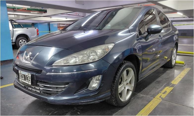UN AUTOMÓVIL, USADO, FUNCIONANDO, MARCA PEUGEOT, MODELO 408 ALLURE+ 2.0N, MOTOR Nº 10XN100175056, CHASIS Nº 8AD4DRFJCFG002173, TIPO SEDÁN 4 PTAS, MODELO AÑO 2014. POSEE: TABLERO DE INSTRUMENTOS, CLIMATIZADOR, RADIO CON REPRODUCTOR DE CD, PANTALLA RETRÁCTIL, ALZA CRISTALES Y ESPEJOS CON COMANDOS ELÉCTRICOS, CIERRE CENTRALIZADO, AIRBAG, TECHO SOLAR ELÉCTRICO, CAJA DE VELOCIDADES, DIFERENCIAL, DIRECCIÓN ASISTIDA, Y CINCO RUEDAS ARMADAS CON CUBIERTAS DE USO, CON DETERIOROS GENERALES, PEQUEÑAS AVERÍAS, DESARMES E INCOMPLETO. DOMINIO OCA135. KM 254031. “EL BANCO NO SE RESPONSABILIZA POR EL KILOMETRAJE REAL DE RODAJE DEL VEHÍCULO ENAJENADO EN SUBASTA”.