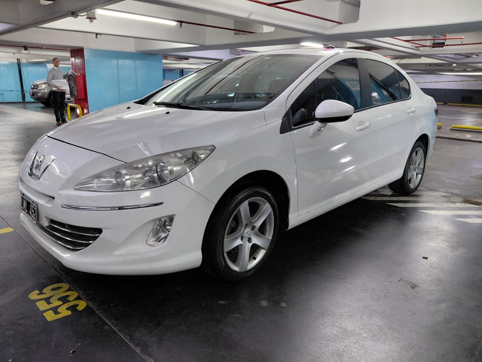 UN AUTOMÓVIL, USADO, FUNCIONANDO, MARCA PEUGEOT, MODELO 408 ALLURE+ 2.0N NAV, MOTOR Nº 10XN100108762, CHASIS Nº 8AD4DRFJCDG018067, TIPO SEDÁN 4 PTAS, MODELO AÑO 2012. POSEE: TABLERO DE INSTRUMENTOS, CLIMATIZADOR, RADIO CON REPRODUCTOR DE CD, PANTALLA RETRÁCTIL, ALZA CRISTALES Y ESPEJOS CON COMANDOS ELÉCTRICOS, CIERRE CENTRALIZADO, AIRBAG, TECHO SOLAR ELÉCTRICO, CAJA DE VELOCIDADES, DIFERENCIAL, DIRECCIÓN ASISTIDA, Y CINCO RUEDAS ARMADAS CON CUBIERTAS DE USO, CON DETERIOROS GENERALES, PEQUEÑAS AVERÍAS, DESARMES E INCOMPLETO. DOMINIO LML452. KM 237783. “EL BANCO NO SE RESPONSABILIZA POR EL KILOMETRAJE REAL DE RODAJE DEL VEHÍCULO ENAJENADO EN SUBASTA”.