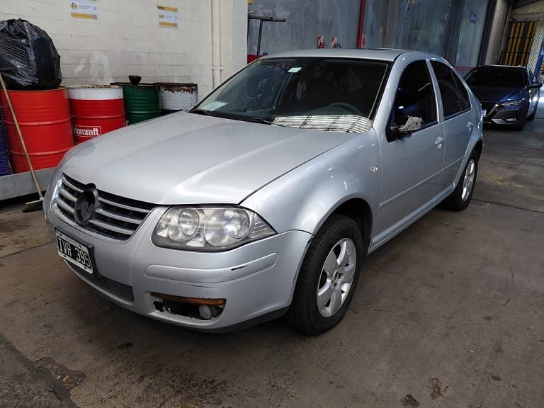 UN AUTOMÓVIL, USADO, SIN FUNCIONAR, MARCA VOLKSWAGEN, MODELO BORA 2.0, MOTOR Nº CBP150532 (TAPA DE CILINDRO DESMONTADA), CHASIS Nº 3VWSB49M3AM028953, TIPO SEDÁN 4 PTAS, MODELO AÑO 2010. POSEE: MOTOR DE ARRANQUE, COMPRESOR DE AIRE ACONDICIONADO (INCOMPLETO), RADIADOR, SERVO-FRENO, TABLERO DE INSTRUMENTOS, TECHO SOLAR ELÉCTRICO, CAJA DE VELOCIDADES (INCOMPLETA), DIFERENCIAL, DIRECCIÓN ASISTIDA, Y CINCO RUEDAS ARMADAS CON CUBIERTAS DE USO, CON DETERIOROS GENERALES, AVERÍAS, DESARMES Y MUY INCOMPLETO. DOMINIO IVR395.