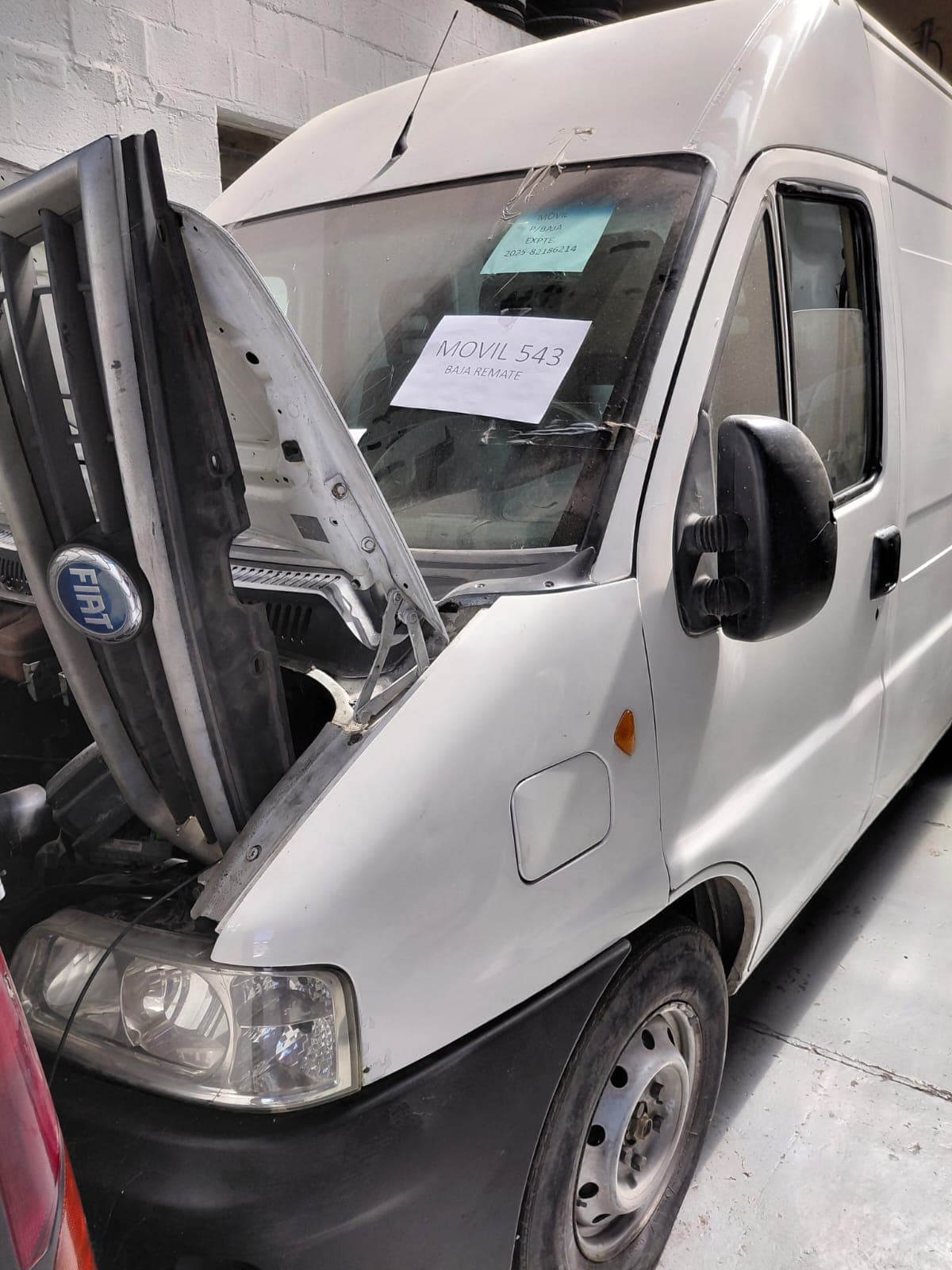 UNA CAMIONETA USADA SIN FUNCIONAR, MARCA, FIAT, MODELO DUCATO MAXICARGO 2.8JTD INTERCO, MOTOR NRO. 1031646, CHASIS NRO. 93W245G7382024846, MODELO AÑO 2008, TIPO FURGON, POSEE: CAJA DE VELOCIDADES INCOMPLETA, DIFERENCIAL, UN PORTÓN LATERAL CORREDIZO, DOS PUERTAS TRASERAS BATIENTES, Y CUATRO RUEDAS ARMADAS CON CUBIERTAS DE MOVIMIENTO, (PARABRISAS PICADO) CON DETERIOROS GENERALES, AVERIAS, DESARMES E INCOMPLETO, DOMINIO HDW-764. DIESEL.