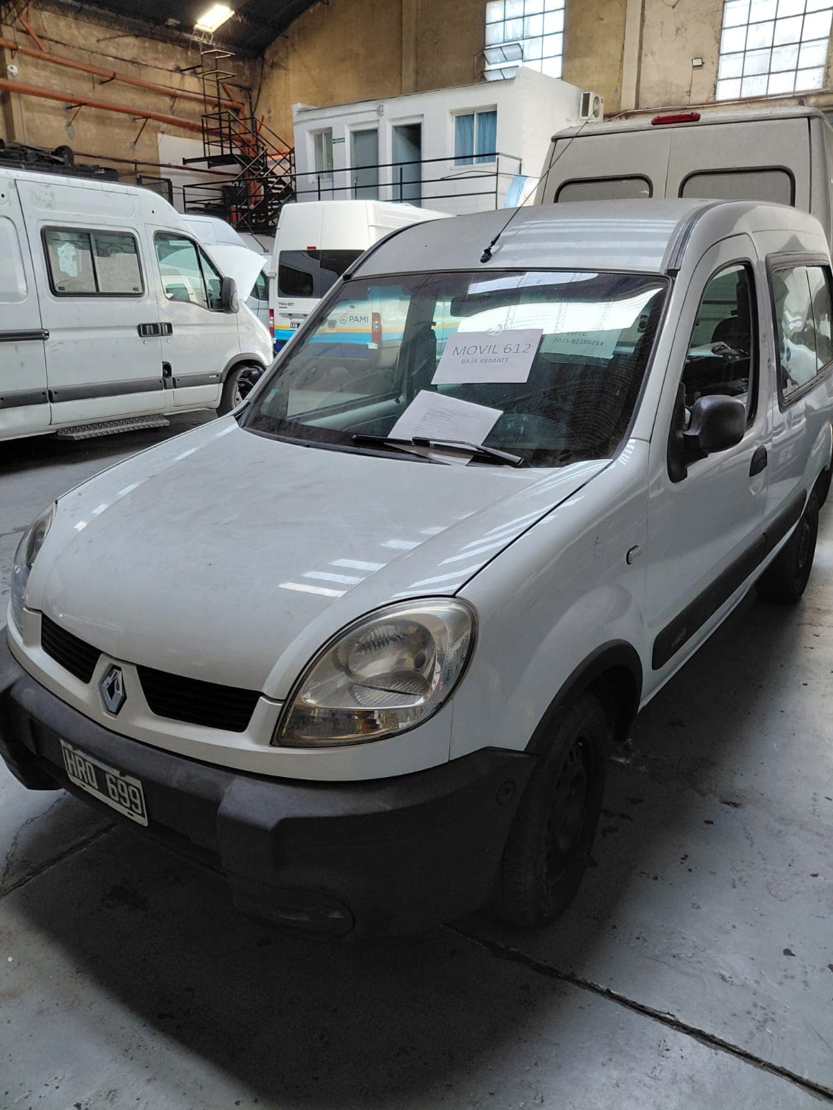 UNA CAMIONETA USADA SIN FUNCIONAR, MARCA, RENAULT, MODELO KANGOO AUTH. 1.5 DCI DA AA CD 1P, MOTOR NRO. K9KA700D164550, CHASIS NRO. 8A1KCF7059L197656, MODELO AÑO 2008, TIPO SEDAN 4 PTAS, POSEE: ALTERNADOR, RADIADOR, SERVO FRENO, TABLERO DE INSTRUMENTOS, CALEFACTOR, EQUIPO DE AIRE ACONDICIONADO, CAJA DE VELOCIDADES INCOMPLETA, DIFERENCIAL, DIRECCIÓN ASISTIDA, UN PORTÓN TRASERO Y UNA PUERTA LATERAL CORREDIZA Y CUATRO RUEDAS ARMADAS CON CUBIERTAS DE MOVIMIENTO, CON DETERIOROS GENERALES, AVERIAS, DESARMES E INCOMPLETO, DOMINIO HRQ-699. DIESEL.
