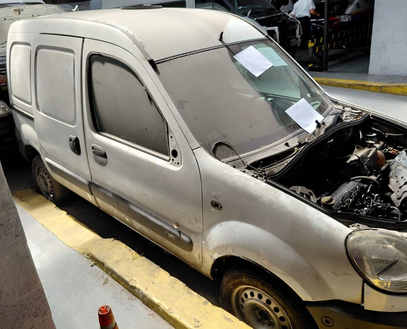 UNA CAMIONETA USADA SIN FUNCIONAR, MARCA, RENAULT, MODELO KANGOO CONFORT 1.5 DCI CD AA DA SVT 1P, MOTOR NRO. K9KA700D165087, CHASIS NRO. 8A1FCG7159L183796, MODELO AÑO 2008, TIPO FURGON, POSEE: BOMBA INYECTORA INCOMPLETA, ALTERNADOR, RADIADOR, SERVO FRENO INCOMPLETO, CALEFACTOR, EQUIPO DE AIRE ACONDICIONADO, CAJA DE VELOCIDADES INCOMPLETA, DIFERENCIAL, DIRECCIÓN ASISTIDA, DOS PUERTAS TRASERAS BATIENTES Y UN PORTÓN LATERAL CORREDIZO Y CUATRO RUEDAS ARMADAS CON CUBIERTAS DE MOVIMIENTO, CON DETERIOROS GENERALES, AVERIAS, DESARMES E INCOMPLETO, DOMINIO HSK-017. DIESEL.