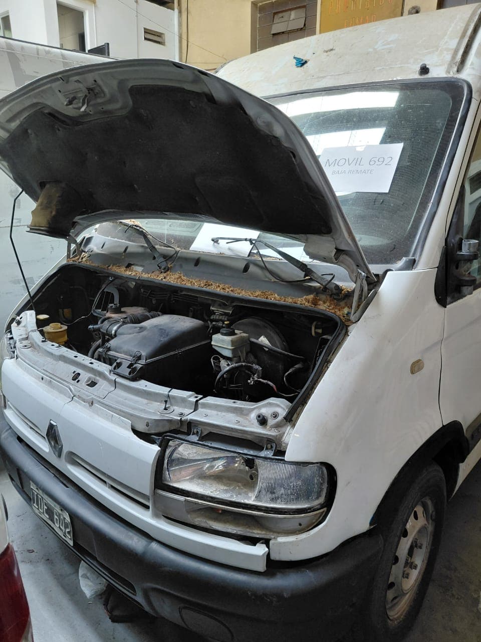 UNA CAMIONETA USADA SIN FUNCIONAR, MARCA RENAULT, MODELO MASTER DCI 120 MEDIO, MOTOR NRO. G9UA724C046668, CHASIS NRO. 93YADCUH59J198969, MODELO AÑO 2009, TIPO FURGON, POSEE: MOTOR DE ARRANQUE, RADIADOR, SERVO FRENO, TABLERO DE INSTRUMENTOS, CAJA DE VELOCIDADES, DIFERENCIAL, DIRECCIÓN ASISTIDA, UN PORTÓN LATERAL CORREDIZO, DOS PUERTAS TRASERAS BATIENTES, Y CUATRO RUEDAS ARMADAS CON CUBIERTAS DE MOVIMIENTO, CON DETERIOROS GENERALES, AVERIAS, DESARMES E INCOMPLETO, DOMINIO IDE-642. DIESEL.