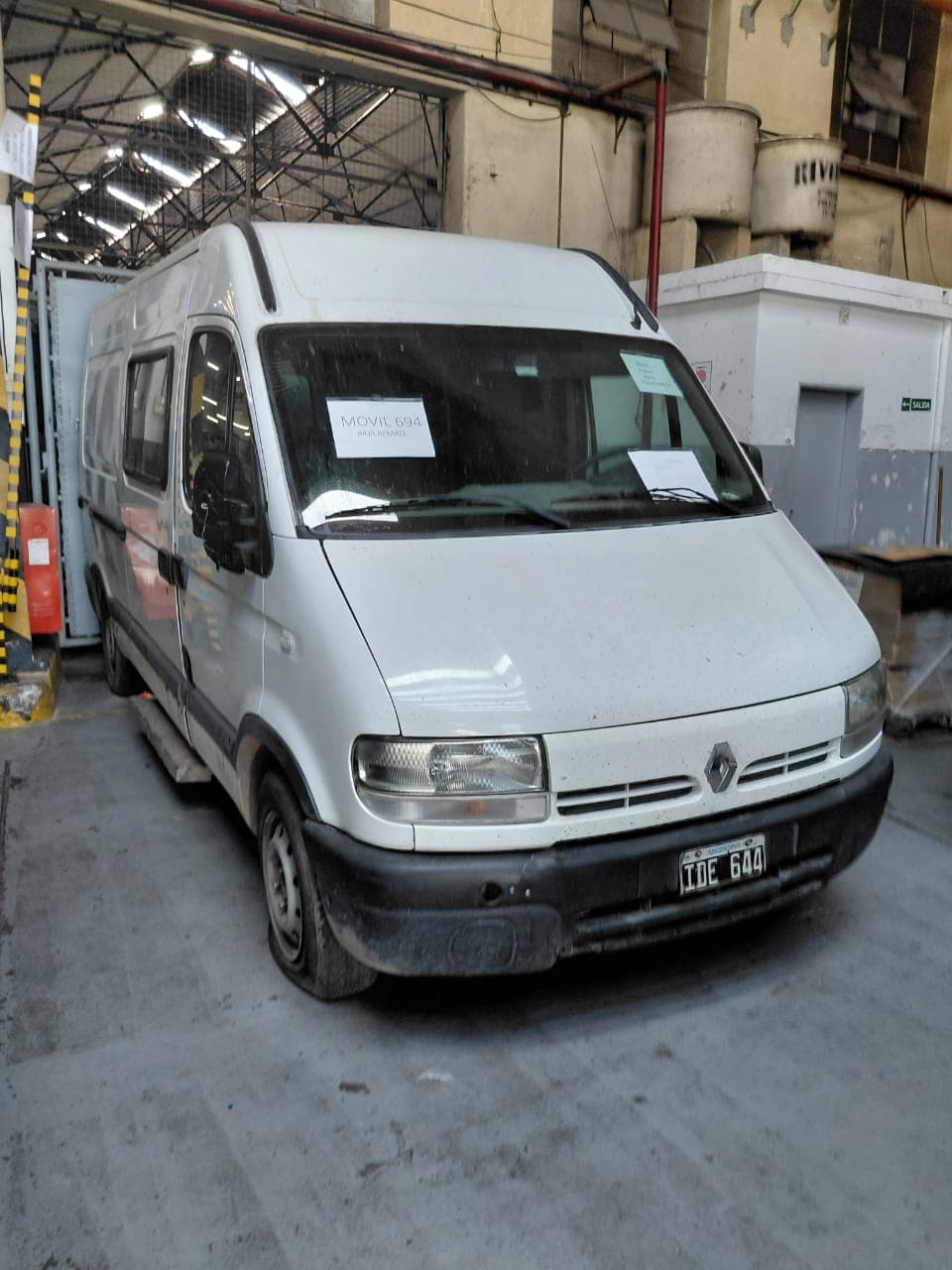 UNA CAMIONETA USADA SIN FUNCIONAR, MARCA RENAULT, MODELO MASTER DCI 120 MEDIO, MOTOR NRO. G9UA724C046450, CHASIS NRO. 93YADCUH59J199010, MODELO AÑO 2009, TIPO FURGON, POSEE: BOMBA INYECTORA, ALTERNADOR, MOTOR DE ARRANQUE, RADIADOR, SERVO FRENO, TABLERO DE INSTRUMENTOS, CALEFACTOR, EQUIPO DE AIRE ACONDICIONADO, CAJA DE VELOCIDADES, DIFERENCIAL, DIRECCIÓN ASISTIDA, UN PORTÓN LATERAL CORREDIZO, DOS PUERTAS TRASERAS BATIENTES, ALZA CRISTALES Y ESPEJOS ELÉCTRICOS, Y CUATRO RUEDAS ARMADAS CON CUBIERTAS DE MOVIMIENTO, CON DETERIOROS GENERALES, AVERIAS, DESARMES E INCOMPLETO, DOMINIO IDE-644. DIESEL.