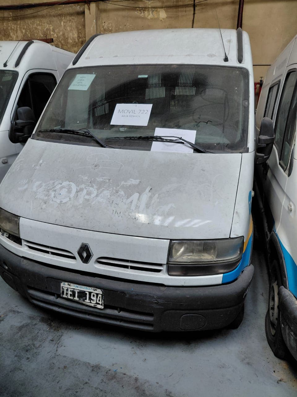 UNA CAMIONETA USADA SIN FUNCIONAR, MARCA RENAULT, MODELO MASTER DCI 120 MEDIO, MOTOR NRO. G9UA724C047311, CHASIS NRO. 93YADCUH59J199258, MODELO AÑO 2009, TIPO FURGON, POSEE: ALTERNADOR, MOTOR DE ARRANQUE, RADIADOR, SERVO FRENO, TABLERO DE INSTRUMENTOS, CALEFACTOR, EQUIPO DE AIRE ACONDICIONADO, CAJA DE VELOCIDADES, DIFERENCIAL, DIRECCIÓN ASISTIDA, UN PORTÓN LATERAL CORREDIZO, DOS PUERTAS TRASERAS BATIENTES, ALZA CRISTALES Y ESPEJOS ELÉCTRICOS, Y CUATRO RUEDAS ARMADAS CON CUBIERTAS DE MOVIMIENTO, CON DETERIOROS GENERALES, AVERIAS, DESARMES E INCOMPLETO, DOMINIO IEI-194. DIESEL.