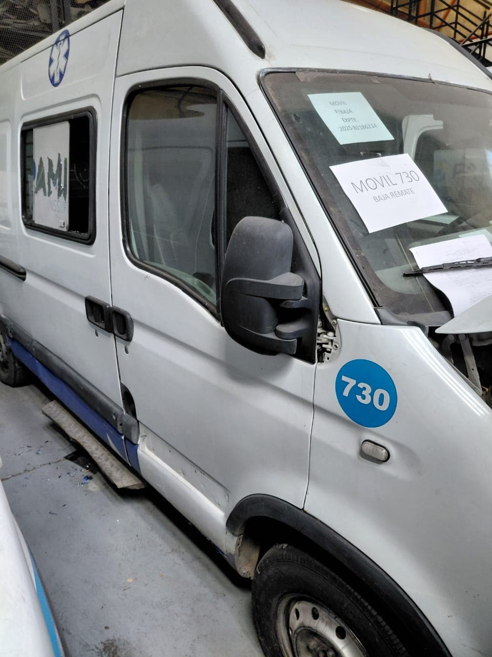 UNA CAMIONETA USADA SIN FUNCIONAR, MARCA RENAULT, MODELO MASTER DCI 120 MEDIO, MOTOR NRO. G9UA724C047422, CHASIS NRO. 93YADCUH59J199349, MODELO AÑO 2009, TIPO FURGON, POSEE: BOMBA INYECTORA, ALTERNADOR, MOTOR DE ARRANQUE, RADIADOR, SERVO FRENO, TABLERO DE INSTRUMENTOS, CALEFACTOR, EQUIPO DE AIRE ACONDICIONADO, CAJA DE VELOCIDADES, DIFERENCIAL, DIRECCIÓN ASISTIDA, UN PORTÓN LATERAL CORREDIZO, DOS PUERTAS TRASERAS BATIENTES, ALZA CRISTALES Y ESPEJOS ELÉCTRICOS, Y CUATRO RUEDAS ARMADAS CON CUBIERTAS DE MOVIMIENTO, CON DETERIOROS GENERALES, AVERIAS, DESARMES E INCOMPLETO, DOMINIO IEI-202. DIESEL.