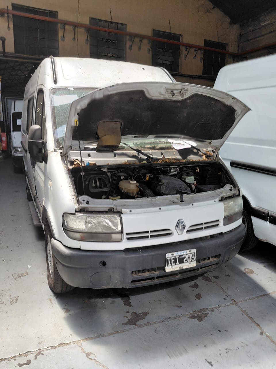UNA CAMIONETA USADA SIN FUNCIONAR, MARCA RENAULT, MODELO MASTER DCI 120 MEDIO, MOTOR NRO. G9UA724C046019, CHASIS NRO. 93YADCUH59J199226, MODELO AÑO 2009, TIPO FURGON, POSEE: BOMBA INYECTORA, ALTERNADOR, MOTOR DE ARRANQUE, RADIADOR, SERVO FRENO, TABLERO DE INSTRUMENTOS, CALEFACTOR, EQUIPO DE AIRE ACONDICIONADO, CAJA DE VELOCIDADES, DIFERENCIAL, DIRECCIÓN ASISTIDA, UN PORTÓN LATERAL CORREDIZO, DOS PUERTAS TRASERAS BATIENTES, ALZA CRISTALES Y ESPEJOS ELÉCTRICOS, Y CUATRO RUEDAS ARMADAS CON CUBIERTAS DE MOVIMIENTO, CON DETERIOROS GENERALES, AVERIAS, DESARMES E INCOMPLETO, DOMINIO IEI-209. DIESEL.