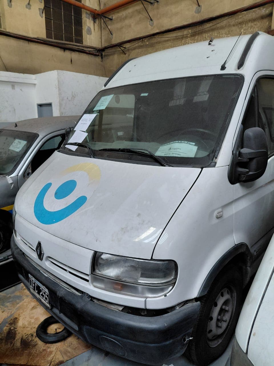 UNA CAMIONETA USADA SIN FUNCIONAR, MARCA RENAULT, MODELO MASTER DCI 120 MEDIO, MOTOR NRO. G9UA724C046225, CHASIS NRO. 93YADCUH59J198596, MODELO AÑO 2009, TIPO FURGON, POSEE: BOMBA INYECTORA, ALTERNADOR, MOTOR DE ARRANQUE, RADIADOR, SERVO FRENO, TABLERO DE INSTRUMENTOS, CALEFACTOR, EQUIPO DE AIRE ACONDICIONADO, CAJA DE VELOCIDADES, DIFERENCIAL, DIRECCIÓN ASISTIDA, UN PORTÓN LATERAL CORREDIZO, DOS PUERTAS TRASERAS BATIENTES, ALZA CRISTALES Y ESPEJOS ELÉCTRICOS, Y CUATRO RUEDAS ARMADAS CON CUBIERTAS DE MOVIMIENTO, CON DETERIOROS GENERALES, AVERIAS, DESARMES E INCOMPLETO, DOMINIO IFC-255. DIESEL.