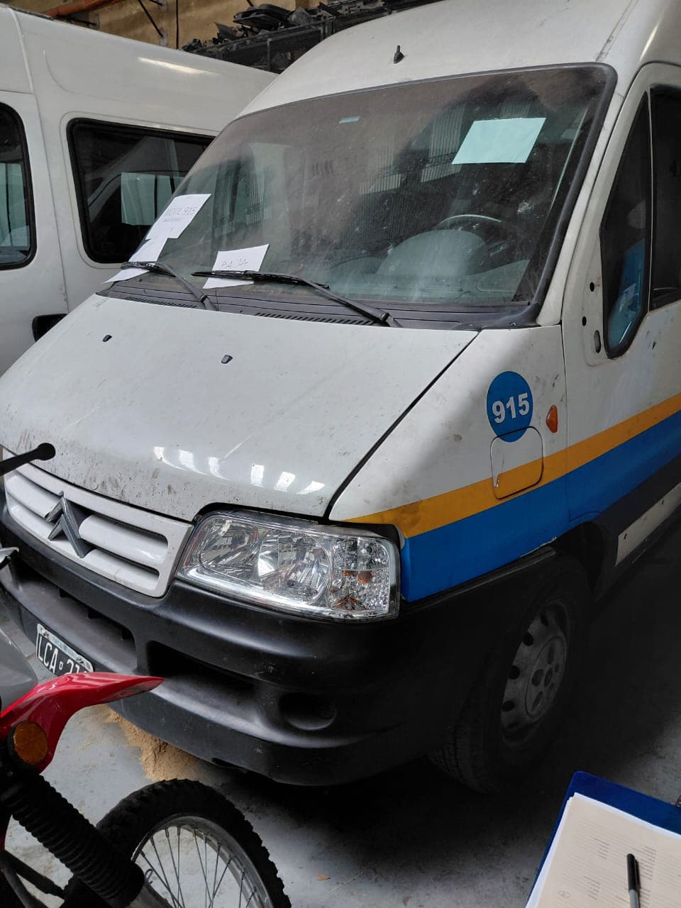 UNA CAMIONETA USADA SIN FUNCIONAR, MARCA CITROEN, JUMPER 2.3 HDI ALTO, MOTOR NRO. 7126723, CHASIS NRO. 935ZCXMNBC2085934, MODELO AÑO 2012, TIPO AMBULANCIA, POSEE: BOMBA INYECTORA, ALTERNADOR, MOTOR DE ARRANQUE, RADIADOR, SERVO FRENO, TABLERO DE INSTRUMENTOS, CALEFACTOR, EQUIPO DE AIRE ACONDICIONADO, CAJA DE VELOCIDADES, DIFERENCIAL, DIRECCIÓN ASISTIDA, UN PORTÓN LATERAL CORREDIZO, DOS PUERTAS TRASERAS BATIENTES, ALZA CRISTALES Y ESPEJOS ELÉCTRICOS, Y CUATRO RUEDAS ARMADAS CON CUBIERTAS DE MOVIMIENTO, CON DETERIOROS GENERALES, AVERIAS, DESARMES E INCOMPLETO, DOMINIO LCA-210. DIESEL.