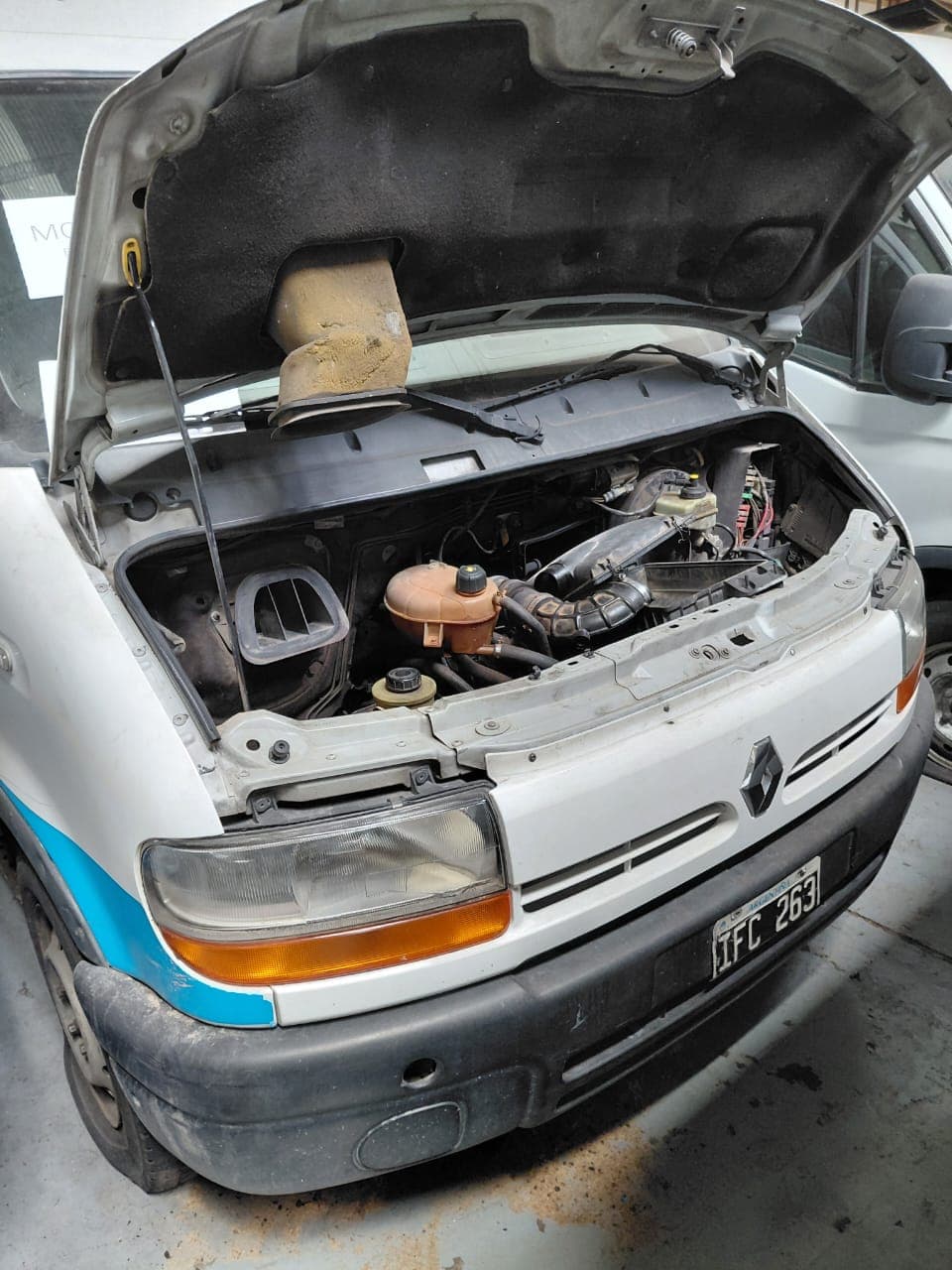 UNA CAMIONETA USADA SIN FUNCIONAR, MARCA RENAULT, MASTER DCI 120 MEDIO, MOTOR NRO. G9UA724C045563, CHASIS NRO. 93YADCUH59J198701, MODELO AÑO 2009, TIPO FURGON, POSEE: BOMBA INYECTORA, ALTERNADOR, MOTOR DE ARRANQUE, RADIADOR, SERVO FRENO, TABLERO DE INSTRUMENTOS, CALEFACTOR, EQUIPO DE AIRE ACONDICIONADO, CAJA DE VELOCIDADES, DIFERENCIAL, DIRECCIÓN ASISTIDA, UN PORTÓN LATERAL CORREDIZO, DOS PUERTAS TRASERAS BATIENTES, ALZA CRISTALES Y ESPEJOS ELÉCTRICOS, Y CUATRO RUEDAS ARMADAS CON CUBIERTAS DE MOVIMIENTO, CON DETERIOROS GENERALES, AVERIAS, DESARMES E INCOMPLETO, DOMINIO IFC-263. DIESEL.