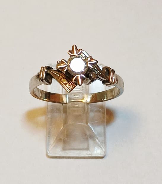 UN ANILLO REALIZADO EN PLATINO CON BRILLANTE (DEF) CENTRAL QTE. 0.25 APROX. Y BRILLANTES LATERALES (DEF) QTE 0.04 TOTAL APROX. PESO 4.5 GRS. MEDIDA 20