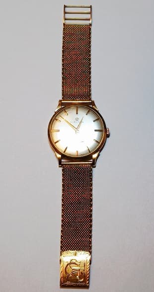 UNA PULSERA ARTICULADA GRABADA, CON RELOJ DE ORO KTE 18 ELECTION CARGA MANUAL. PESO TOTAL APROX. 68.4 GRS.