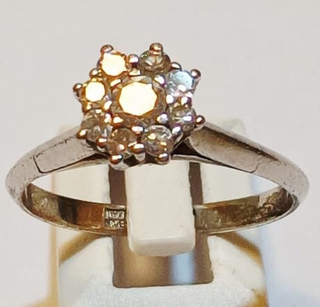 UN ANILLO DE ORO BLANCO KTE 18 CON BRILLANTES (DEF). QTE. 0.40 TOTAL APROX (DEFECTOS). PESO 2.6 GRS. TOTAL APROX. MEDIDA 18.5 APROX.