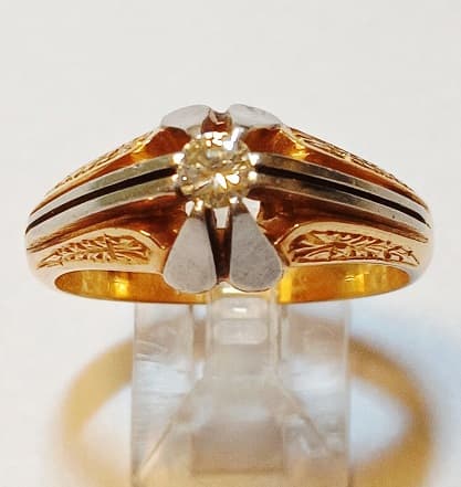 UN ANILLO SOLITARIO REALIZADO EN ORO KTE 18 Y PLATINO CON BRILLANTE (DEF) QTE 0.20 APROX. PESO 10.2 GRS. MEDIDA 26