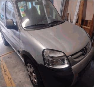 UNA CAMIONETA USADA, SIN FUNCIONAR, MARCA PEUGEOT, MODELO PARTNER PATAGONICA 1.6 N VTC, MOTOR NRO 10DBWH0004723, CHASIS NRO 8ADGJN6ACCG526169, MODELO AÑO 2012, TIPO SEDAN CINCO PUERTAS, POSEE: SISTEMA DE INYECCION DE COMBUSTIBLE, ALTERNADOR , BOMBA DE NAFTA, MOTOR DE ARRANQUE, DISTRIBUIDOR, RADIADOR, BATERIA, SERVO FRENO, TABLERO DE INSTRUMENTOS, CALEFACTOR, RADIO, ALZA CRISTALES, DOS PUERTAS LATERALES CORREDIZAS, UN PORTON TRASERO LEVADIZO, EQUIPO DE AIRE ACONDICIONADO, CAJA DE VELOCIDADES, DIFERENCIAL, DIRECCION ASISTIDA Y CINCO RUEDAS ARMADAS CON CUBIERTAS DE MOVIMIENTO. CON DETERIOROS GENERALES AVERIAS DESARMES E INCOMPLETO. DOMINIO KXS479. NAFTERA.-