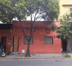 GALVAN 3414 - VILLA URQUIZA - C.A.B.A. Construcción desarrollada en Planta Baja destinada a dos viviendas. Consta de hall de entrada, dos viviendas en forma contigua. La primera ubicada hacia el frente cuenta con hall de acceso, dos habitaciones, cocina, baño y patio con acceso a terraza. Segunda vivienda ubicada al contrafrente cuenta con dos habitaciones, cocina, baño, patio lateral cubierto y patio al fondo con acceso a terraza. Superficie Terreno: 224,18 m2. Cubierta existente: 58,80 m2 A cubrir: 74,35 m2 Libre: 91,03 m2.