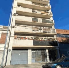 La UF1 se encuentra ubicada en planta baja. El acceso se realiza directamente desde la línea municipal por el N°2252 de la calle Tte. Gral. Donato Álvarez, lo que implica que el local ventila únicamente hacia el frente, posee una reja móvil que actúa como protección y acceso. El espacio principal se divide mediante una estructura precaria, lo que genera sectores diferenciados dentro del mismo ambiente. Cuenta con ante baño, baño y una pileta de lavadero. Superficie: cubierta 24,63 m2.