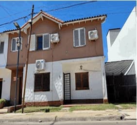 Ubicado en calle 20 de Febrero 5676, C.A.B.A. Se trata del 1,11 % INDIVISO de la UF 1. Inmueble implantado al frente del terreno en planta baja consta de: sala de estar, paso desde donde se articulan dos dormitorios, ambos ventilan al exterior, uno al pórtico (frente) el otro al patio lateral, baño completo con bañera, cocina, lavadero y patio de uso exclusivo que abarca la parte posterior de la UF y el lateral de esta que se utiliza como garage pasante descubierto. La UF cuenta con dos artefactos de aire acondicionado, dos ventiladores y calefacción por estufa a gas. Superficie: cubierta: 62,38 m2, Superficie descubierta común de uso exclusivo: 221,2086 m2 IMPORTANTE “PARTE INDIVISA”: Cuando se vende una “parte indivisa”, se trata de una porción respecto del todo, no se trata de una parte física del inmueble, el comprador adquiere la porción subastada y resulta ser condominio de lo/los titulares de las otras partes.