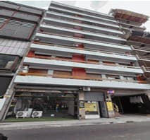 El inmueble se ubica en calle Bartolome Mitre 1129/31/33/35, UF. 70. Se trata de una unidad funcional de dos ambientes, ubicada al contrafrente e identificada con la letra “N”. Se emplaza en el segundo piso, con acceso mediante escalera. La misma cuenta con estar-comedor y balcón francés, un dormitorio con placard, cocina y baño completo. Superficie: cubierta y total: 32,84 m2.