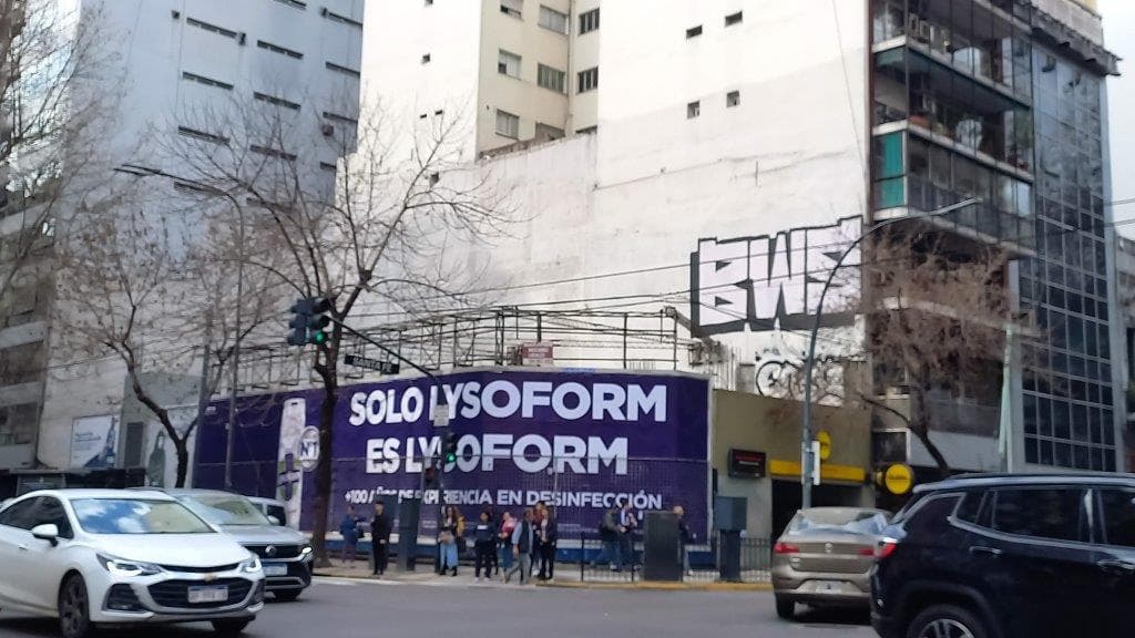 TERRENO SITO EN LA AV. SANTA FE 2489 ESQUINA AV. PUEYRREDÓN, RECOLETA, CABA; SE TRATA DE UN TERRENO REGULAR. SOBRE EL LOTE SE ENCUENTRA IMPLANTADO EL ACCESO DE LA ESTACIÓN SANTA FE - CARLOS JÁUREGUI DE LA LÍNEA H DE SUBTERRÁNEOS, OCUPA PARTE DE LA PLANTA BAJA Y SUBSUELO, CON CONSTITUCIÓN DE SERVIDUMBRE ADMINISTRATIVA DE CARÁCTER GRATUITA, PERPETUA E IRREVOCABLE A FAVOR DE SUBTERRANEOS DE BUENOS AIRES S. E. LA MISMA CUENTA CON UN ACCESO PEATONAL SOBRE AV. SANTA FE QUE DA INGRESO AL HALL DE DISTRIBUCIÓN DE PASAJEROS HACÍA LAS ESTACIONES FACULTAD DE DERECHO Y HOSPITALES RESPECTIVAMENTE. MEDIDAS DEL TERRENO: PARCELA 14 - MIDE SEGÚN FICHA PARCELARIA: 10,12M. DE FRENTE CON ORIENTACIÓN SUR SOBRE LA AV. SANTA FE; CON ORIENTACIÓN ESTE 35,50 M. SOBRE MEDIANERA LINDANDO CON LA PARCELA 15; EN SU CONTRAFRENTE CON ORIENTACIÓN NORTE 10,53 M. LINDANDO CON LA PARCELA 13, CON ORIENTACIÓN OESTE CON FRENTE SOBRE AV. PUEYRREDÓN 33,73 M. Y POR ÚLTIMO CERRANDO EL POLÍGONO EN SU OCHAVA CON ORIENTACIÓN SUDOESTE 2,52 M. SUPERFICIE TOTAL: 395,60 M². NOMENCLATURA CATASTRAL: CIRCUNSCRIPCIÓN: 19, SECCIÓN: 11, MANZANA: 5, PARCELA: 14. SIN PERJUICIO DE LO QUE ESTABLECE EL CÓDIGO URBANÍSTICO VIGENTE, DEBERÁN APLICARSE LAS RESTRICCIONES DE EDIFICABILIDAD INDICADAS EN EL ANEXO QUE FORMA PARTE DE LAS PRESENTES CONDICIONES DE VENTA. VER ANEXO.