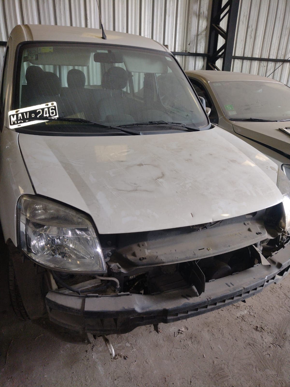 UNA CAMIONETA USADA, SIN FUNCIONAR, MARCA CITROEN, MODELO BERLINGO FURGON 1.4I FULL AM53, MOTOR NRO. 10DBSW0016475, CHASIS NRO. 8BCGCKFSCDG530447, MODELO AÑO 2012, TIPO FURGON. POSEE: SISTEMA DE INYECCION, RADIADOR, SERVO FRENO, EQUIPO DE AIRE ACONDICIONADO, UNA PUERTA LATERAL CORREDIZA, DOS PUERTAS TRASERA BATIENTES, CAJA DE VELOCIDADES, DIFERENCIAL, DIRECION ASISTIDA Y CUATRO RUEDAS ARMADAS CON CUBIERTAS DE MOVIMIENTO.- CON DETERIOROS GENERALES, AVERIAS DESARMES E INCOMPLETA. DOMINIO MAV246.- DIESEL.-