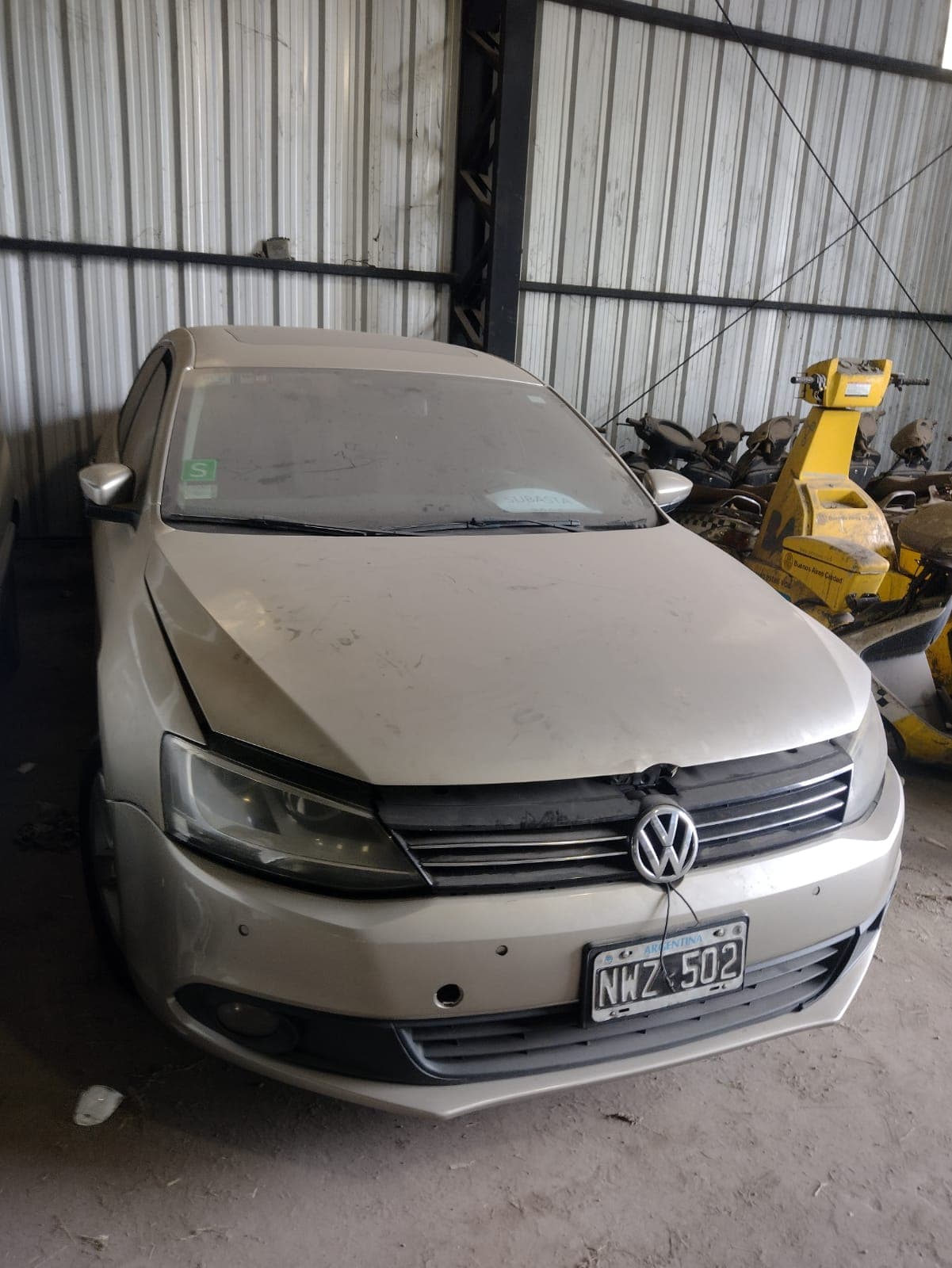 UN AUTOMOVIL, USADO, SIN FUNCIONAR, MARCA VOLKSWAGEN, MODELO VENTO 2.5, MOTOR NRO. CBT394223, CHASIS NRO. 3VWBG616XEM025595, MODELO AÑO 2014, TIPO SEDN 4 PUERTAS. POSEE: SISTEMA DE INYECCION DE COMBUSTIBLE, ALTERNADOR, BOMBA DE NAFTA, MOTOR DE ARRANQUE, DISTRIBUIDOR, ADIADOR, SERVO FRENO, CLIMATIZADOR, CALEFACTOR, RADIO CON CD, TECHO CORREDIZO, ALZA CRISTALES ELECTRICO DELANTEROS Y TRASETROS, ESPEJOS ELECTRICOS, CIERRE CENTRALIZADO, AIR BAG, FAROS HALOGENOS, LLANTAS DE ALEACION, CAJA DE VELOCIDADES, DIFERENCIAL, DIRECCION ASISTIDA Y CUATRO RUEDAS ARMADAS CON CUBIERTAS DE MOVIMIENTO. CON DETERIOROS GENERALES, AVERIAS DESRMES E INCOMPLETO. DOMIIO NWZ502. NAFTERO.-