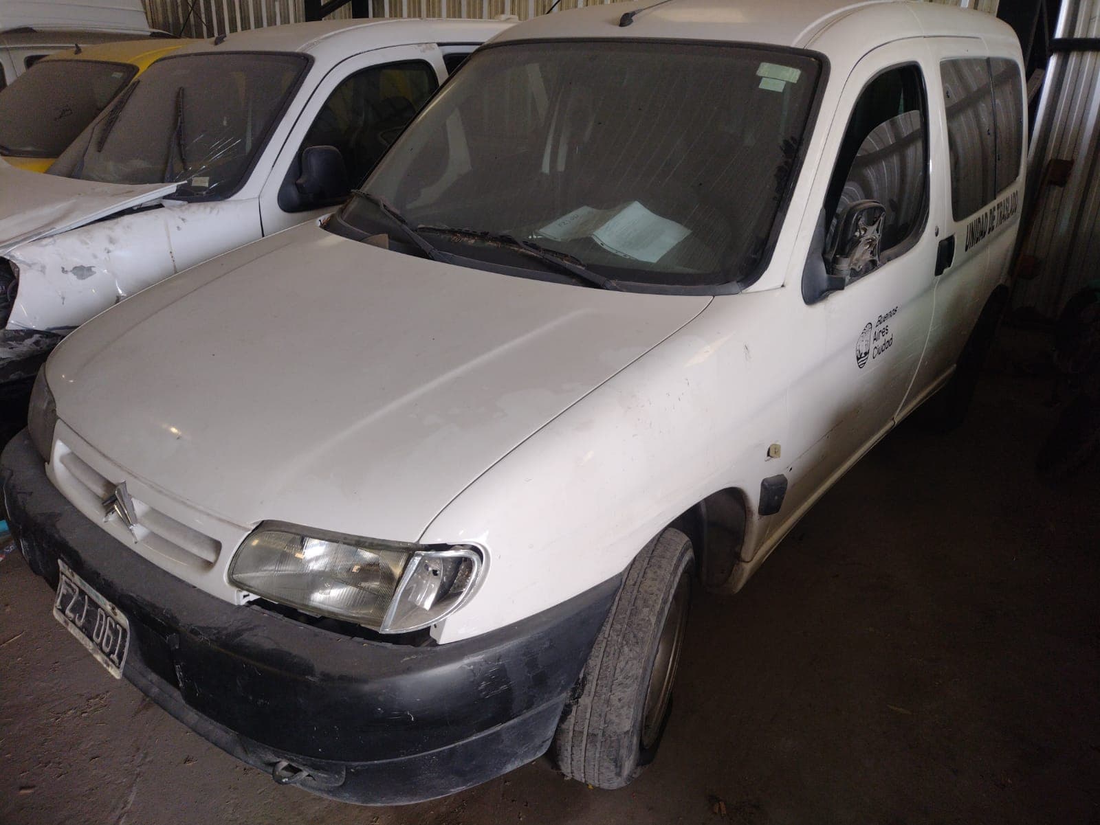 UN CAMIONETA, USADA, SIN FUNCIONAR, MARCA CITROEN , MODELO BERLINGO MULTISPACE 1.6 HDI SX PACK AM5, MOTOR NRO. 10JBBV0124922, SIN TAPA DE VALVULAS, CHASIS NRO. 8BCGJ9HXCCG509674, MODELO AÑO 2011. POSEE: BOMBA INYECTORA, ALTERNADOR, MOTOR DE ARRANQUE, RADIADOR ROTO, SERVO FRENO, TABLERO DE INSTRUMENTOS, ALZA CRISTALES ELECTRICOS, DOS PUERTAS LATERALES CORREDIZAS, UN PORTON TRASERO LEVADIZO, CAJA DE VELOCIDADES, DIFERENCIAL, DIRECCION ROTA Y 4 RUEDAS ARMADAS CON CUBIERTAS DE MOVIMIENTO.PARABRISAS ROTO. CON DETERIOROS GENERALES, GRAVES AVERIAS DE CHOQUE, DESARMES E INCOMPLETO.- DOMINIO KGJ117. DIESEL.-
