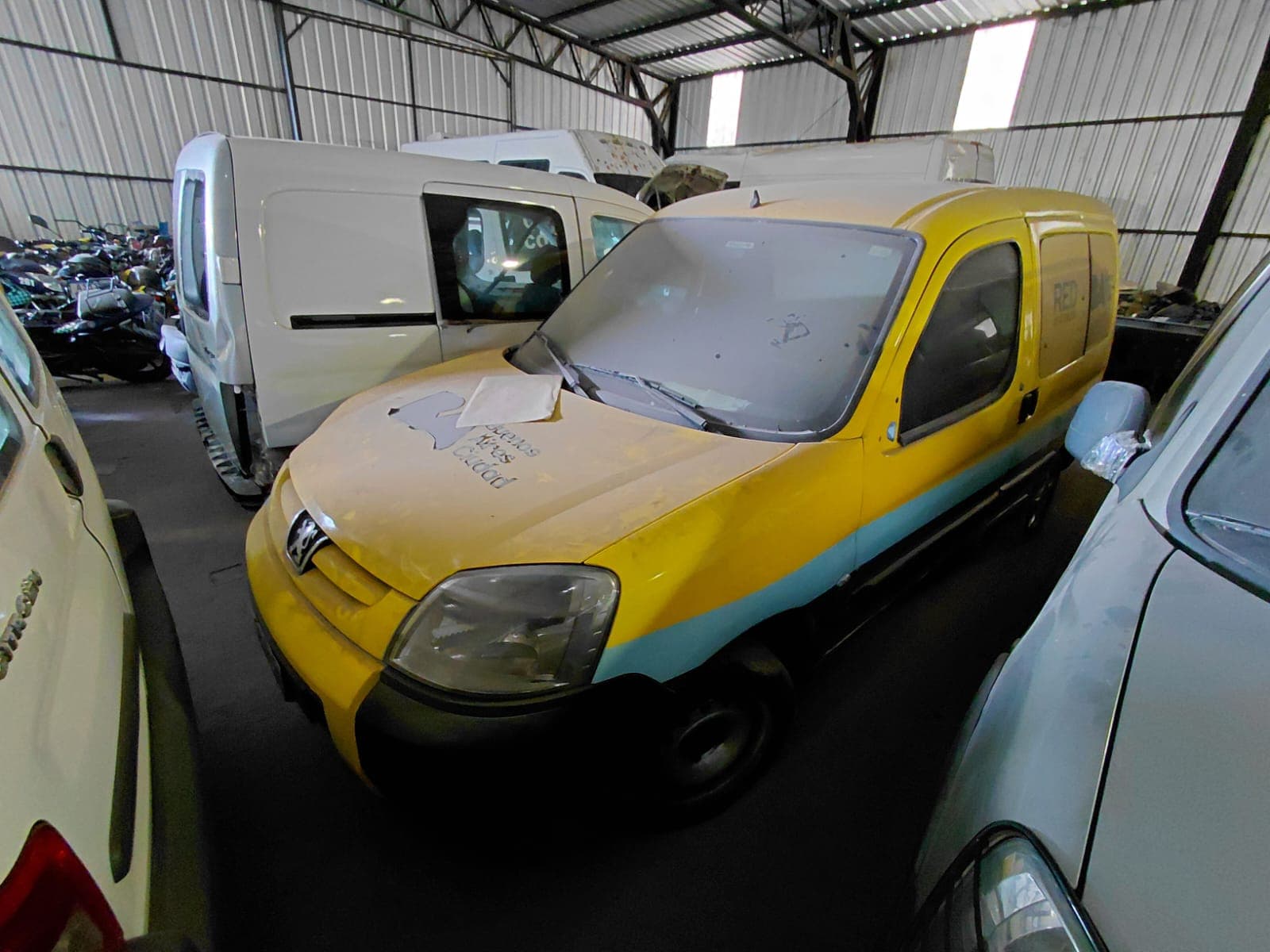 UNA CAMIONETA , USADA, SIN FUNCIONAR, MARCA PEUGEOT, MODELO PARTNER PATGONICA 1.6 HDI, MOTOR NRO. 10JBED0032495, CHASIS NRO. 8ADGJ9HJCFG500044, TIPO SEDAN 5 PTAS, MODELO AÑO 2014.POSEE: ALTERNADOR, RADIADOR, SERVO FRENO, DOS PUERTAS LATERALES CORREDIZAS, UN PORTON TRASERO LEVADIZO, CAJA DE VELOCIDADES ROTA E INCOMPLETA, DIFERENCIAL, DIRECCION INCOMPLETA, Y CUATRO RUEDAS ARMADAS CON CUBIERTAS DE MOVIMIENTO, EL PRESENTE VEHICULO SE ENCUENTRA PLOTEADO. CON DETERIOROS GENERALES, AVERIAS DE CHOQUE, DESARMES E INCOMPLETO. DOMINIO OBI974.- DIESEL.-