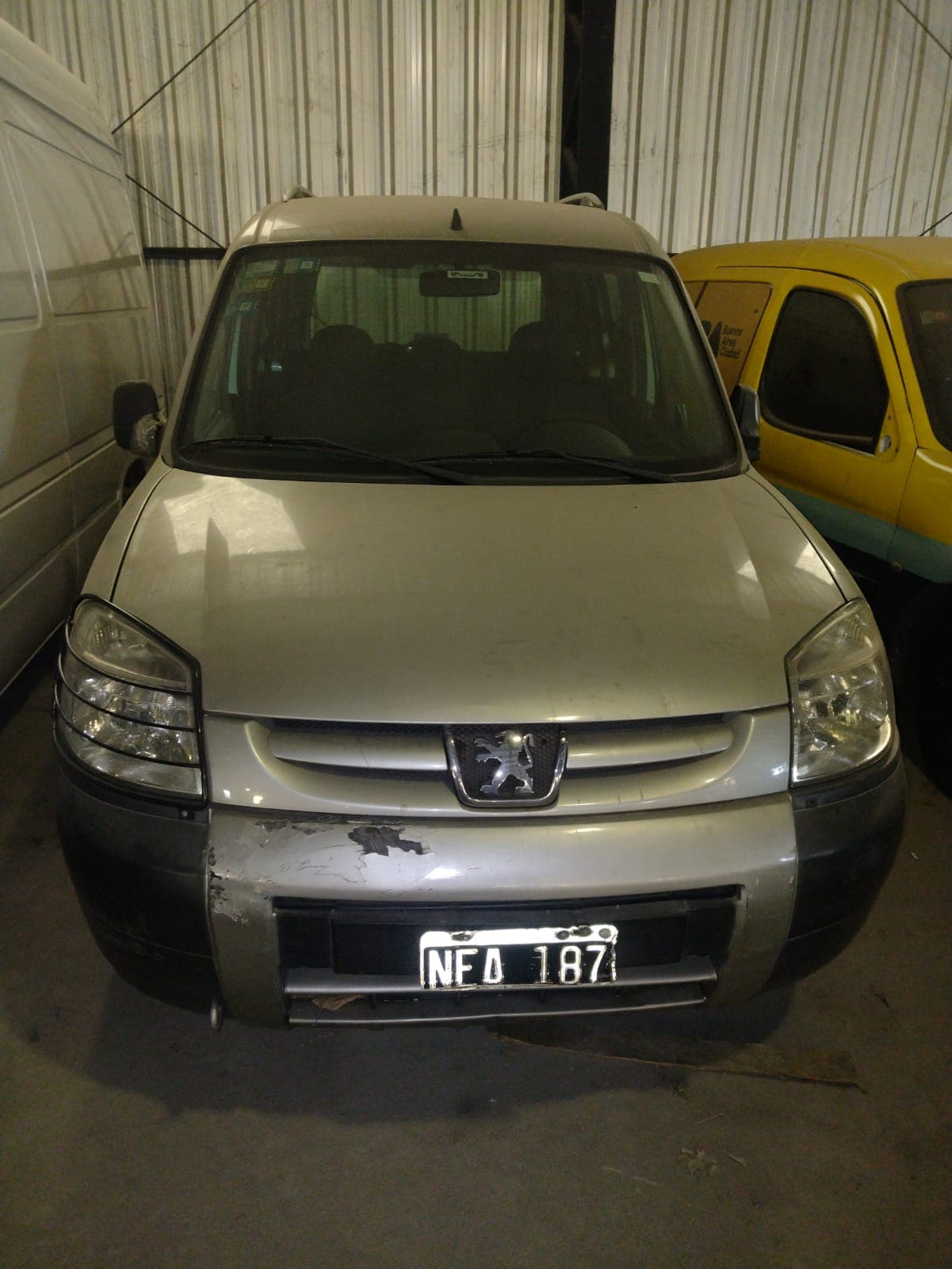 UNA CAMIONETA, USADA, SIN FUNCIONAR, MARCA PEUGEOT, MODELO PARTNER PATAGONICA HDI 1.6 VTC, MOTOR NRO. 10JBED0026575, CHASIS NRO. 8ADGJ9HJCEG518346, TIPO SEDAN 5 PTAS, MODELO AÑO 2013.POSEE: BOMBA INYECTORA, ALTERNADOR, MOTOR DE ARRANQUE, RADIADOR, SERVO FRENO, TABLERO DE INSTRUMENTOS, CALEFACTOR, EQUIPO DE AIRE ACONDICIONADO, ALZA CRISTALES ELCTRICOS, DOS PUERTAS LATERALES CORREDIZAS, UN PORTON TRASERO LEVADIZO, CAJA DE VELOCIDADES, DIFERENCIAL, DIRECCION ASISTIDA, Y CUATRO RUEDAS ARMADAS CON CUBIERTAS DE MOVIMIENTO. CON DETERIOROS GENERALES AVERIAS DESARMES E INCOMPLETO. DOMINIO NEA187.- DIESEL.-